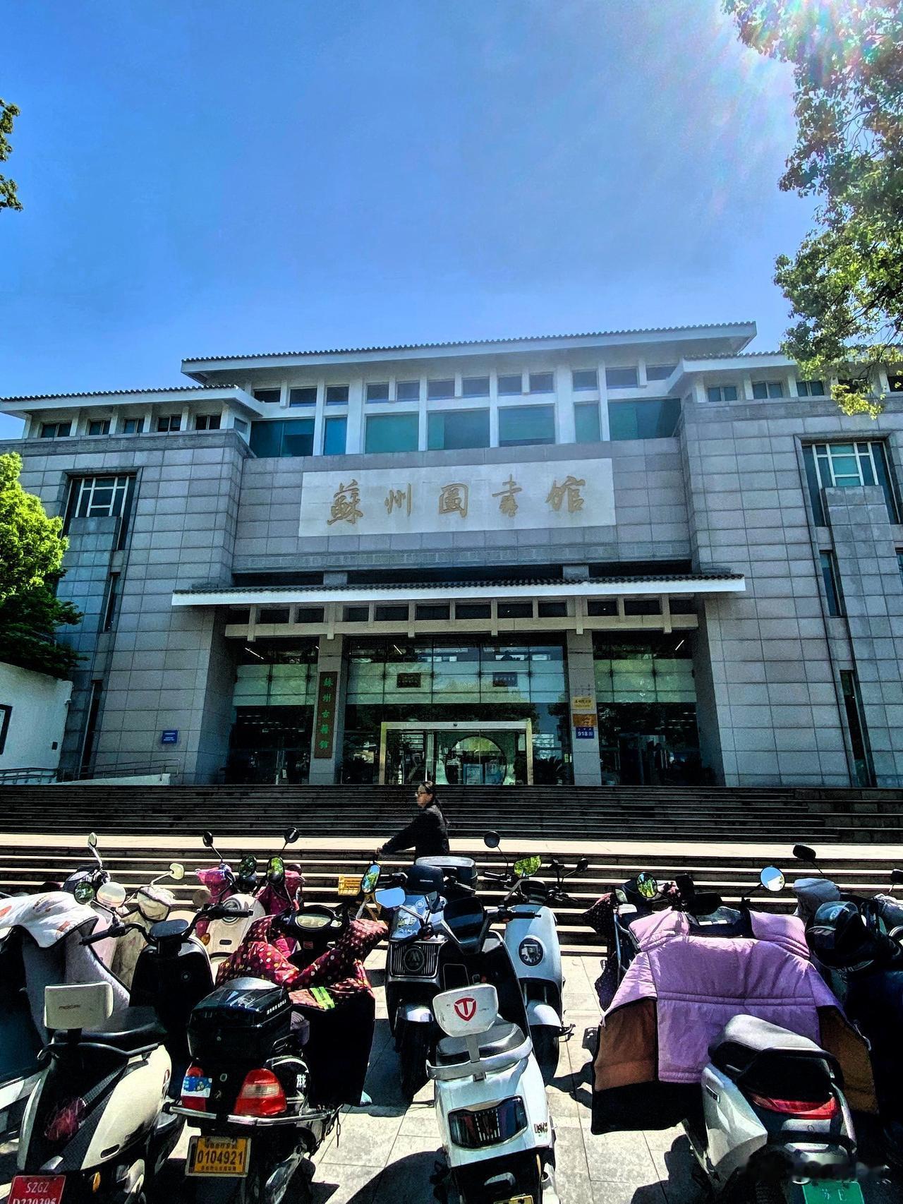 你有多久没去图书馆啦？
我已经想不起来有多久