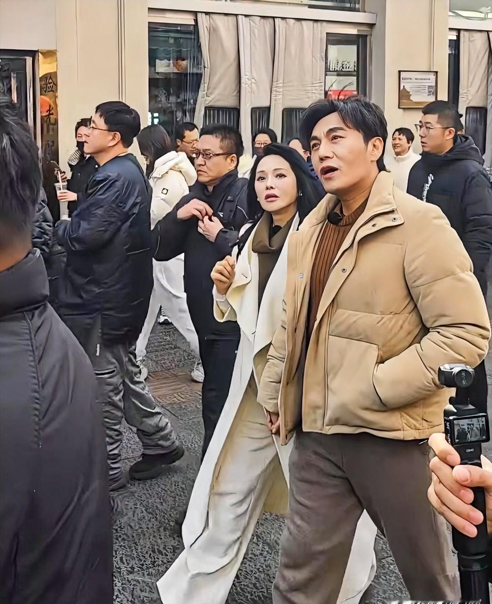 52岁的伊能静在浪姐台上蹦跳时，46岁的秦昊在隔壁剧组推人下山。
别搞错，这段婚