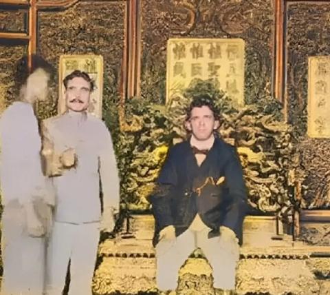 八国联军打进北京时，统帅瓦德西非要坐太和殿的龙椅，谁劝都不听，结果诡异的是，刚过