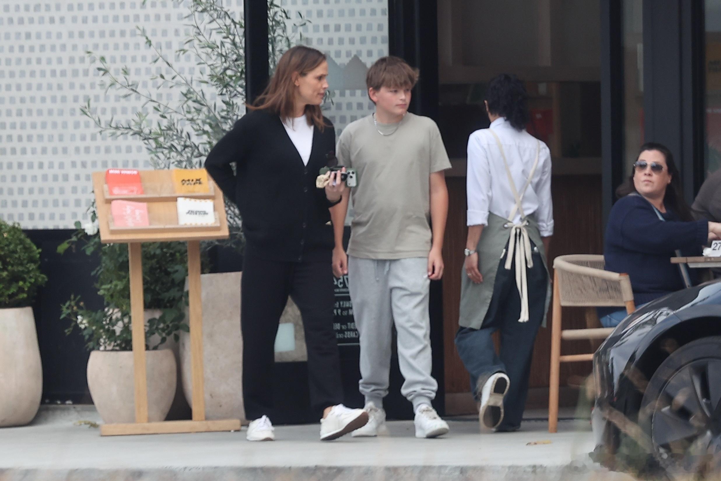 Jennifer garner詹妮弗加纳在洛杉矶外出，带着儿子Samuel出门买