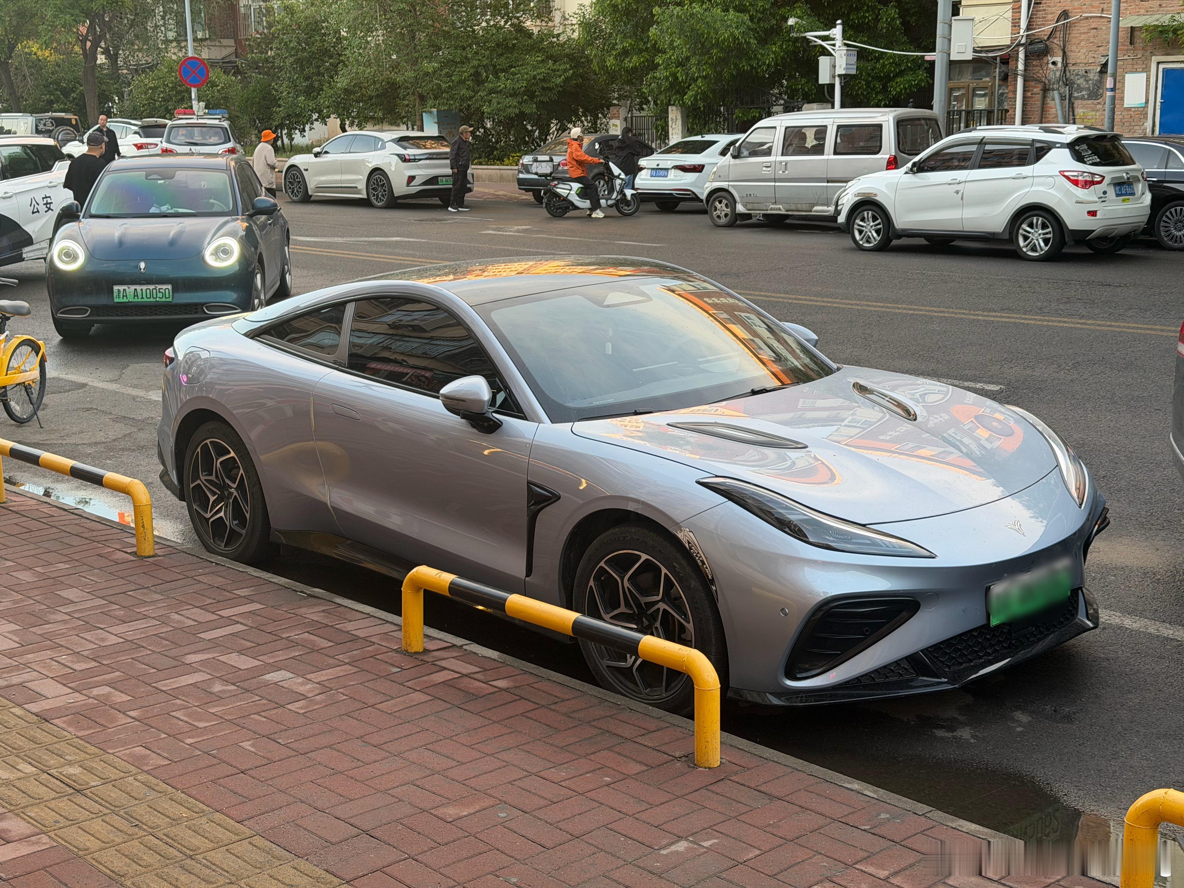 刚才出门买盒饭的时候看见一台跑车给我兴奋坏了仔细一瞧