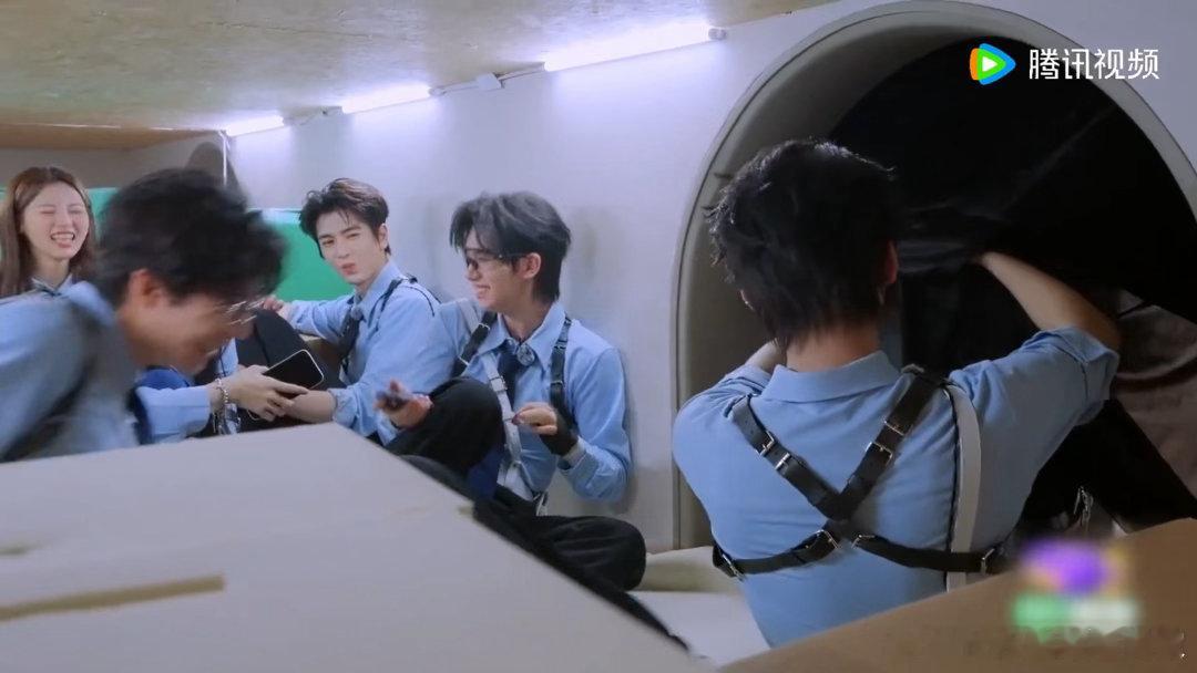 丁程鑫做狐狸都是销冠NPC把丁程鑫指甲剪了服务型人格刻进骨子里！丁程鑫体谅他人情