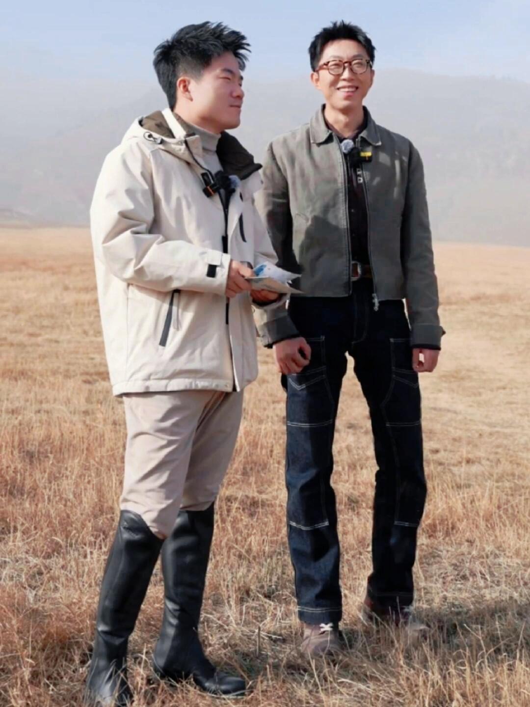 今天与辉同行盘锦icon大米直播时，


农户刘宝强帮汉森接过挑不动的担子，还不