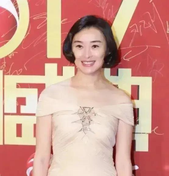 女演员吴越，被骂上热搜！

11月21日，视后吴越突然被骂上热搜，起因是她在社交