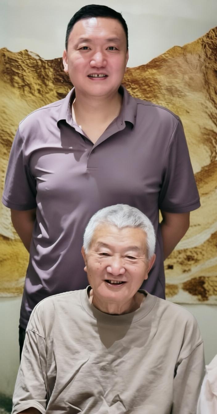 篮坛传奇教头叶鹏与他的儿子叶楠，如今老爷子辅佐叶楠深耕山东篮球青训，用自己的方式
