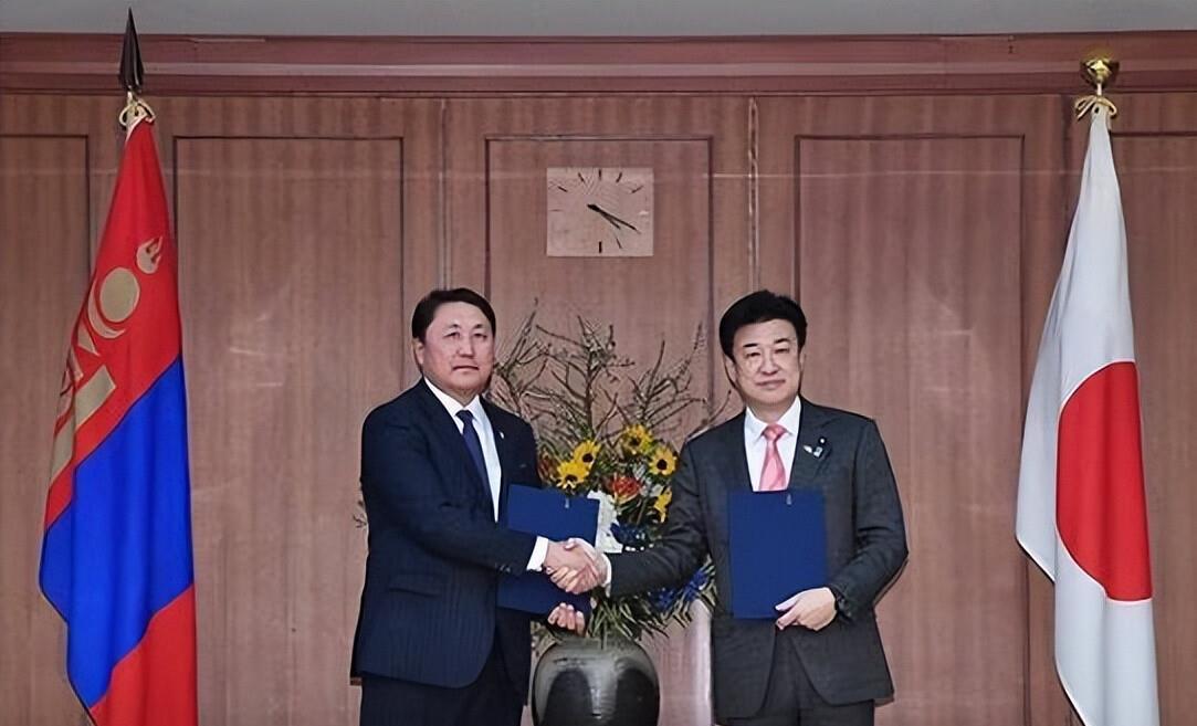 蒙古的操作真的给我看愣了。
本来夹在中俄两个大国之间，老老实实当好“陆锁国缓冲带