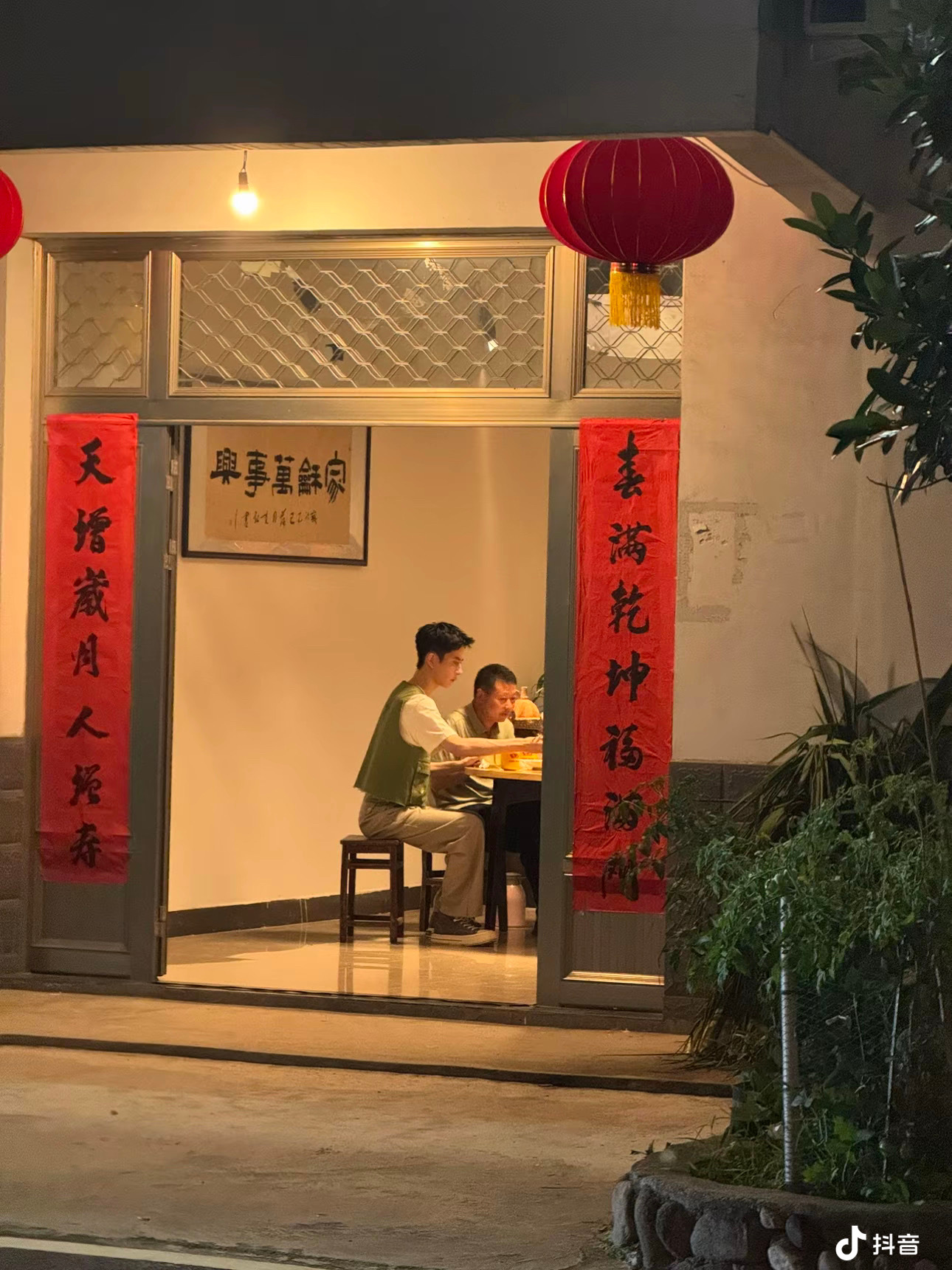 于朦胧 狗仔爆料于朦胧在北京坠楼去世了，前不久还有很多网友拍摄到于朦胧在自家门口
