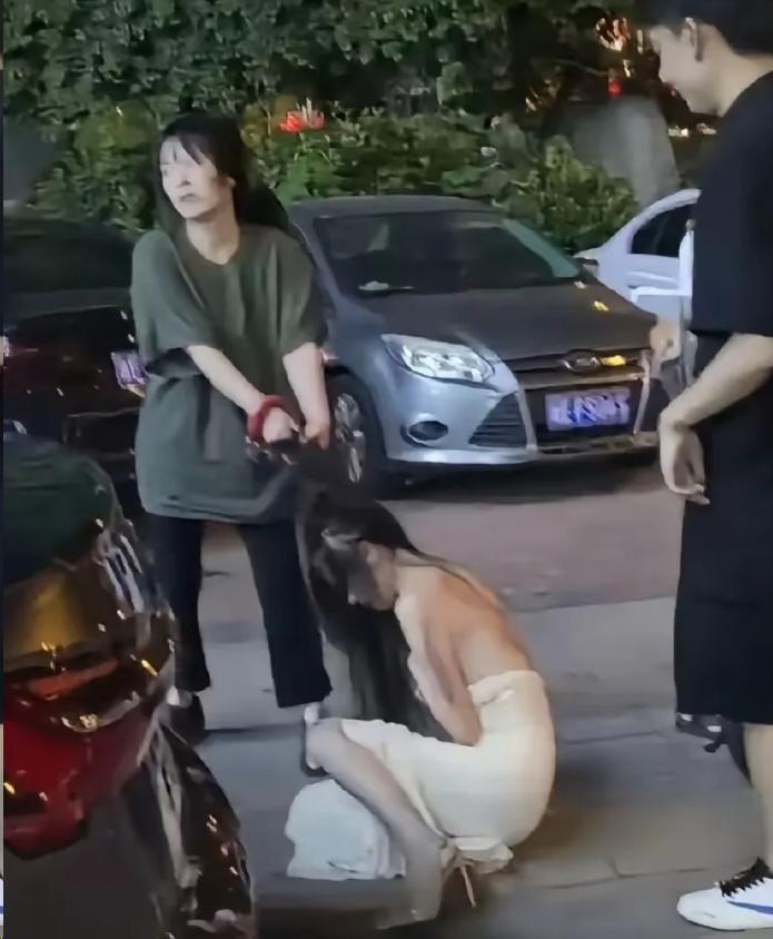 一张照片，把婚姻里最不堪的一面撕了个稀碎。
说实话，第一眼看到那张网传的停车场照
