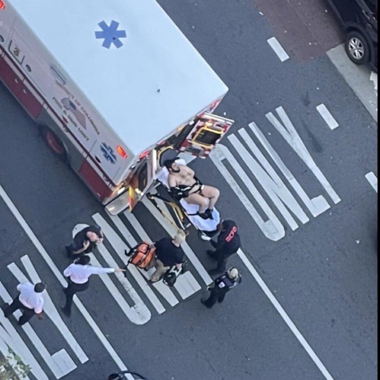 据美国全国广播公司新闻报道，涉嫌枪击华盛顿特区中心白宫附近的两名国民警卫队队员的