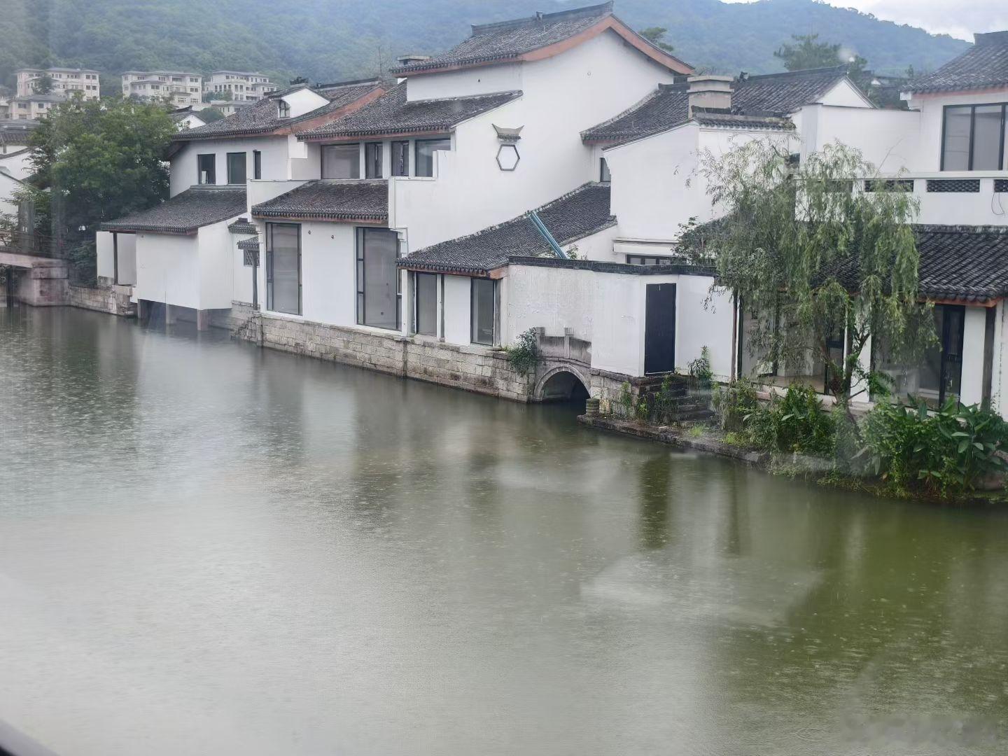 我在山顶上慢慢地走，高处总是风很大，吹得浑身空空荡荡。世界这么大.......但