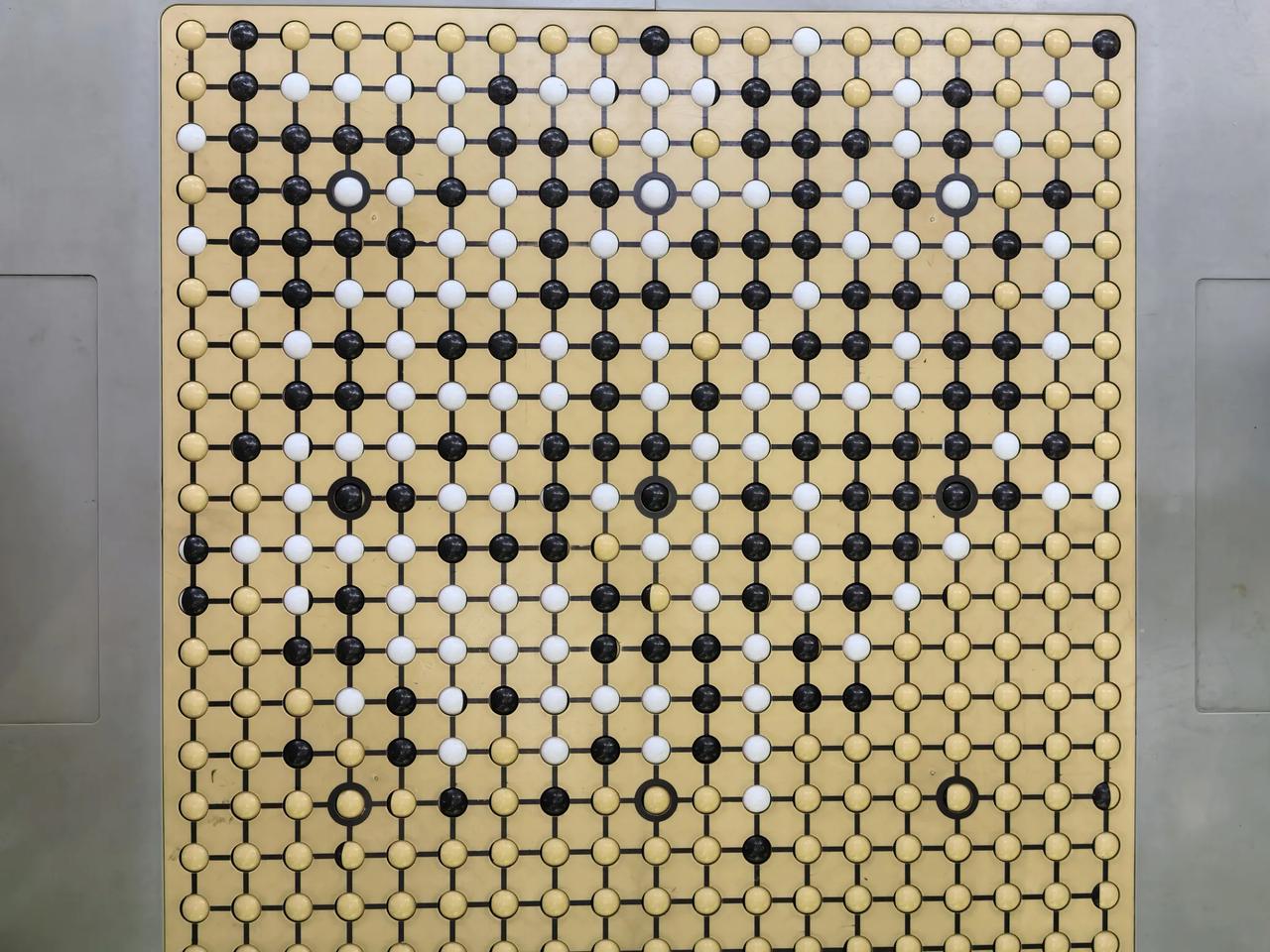 这盘棋下的比较精彩，基本上下了整盘棋，双方都坚持到了最后，黑棋的策略和定力更胜一