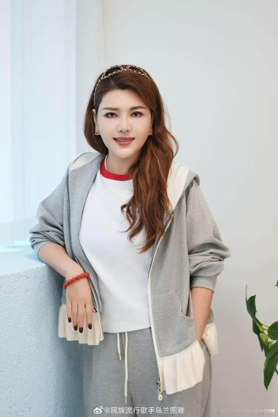 乌兰图雅哭了 浪姐你把我半永久嬉皮笑脸的小涂鸦豆整哭了！！浪姐直播