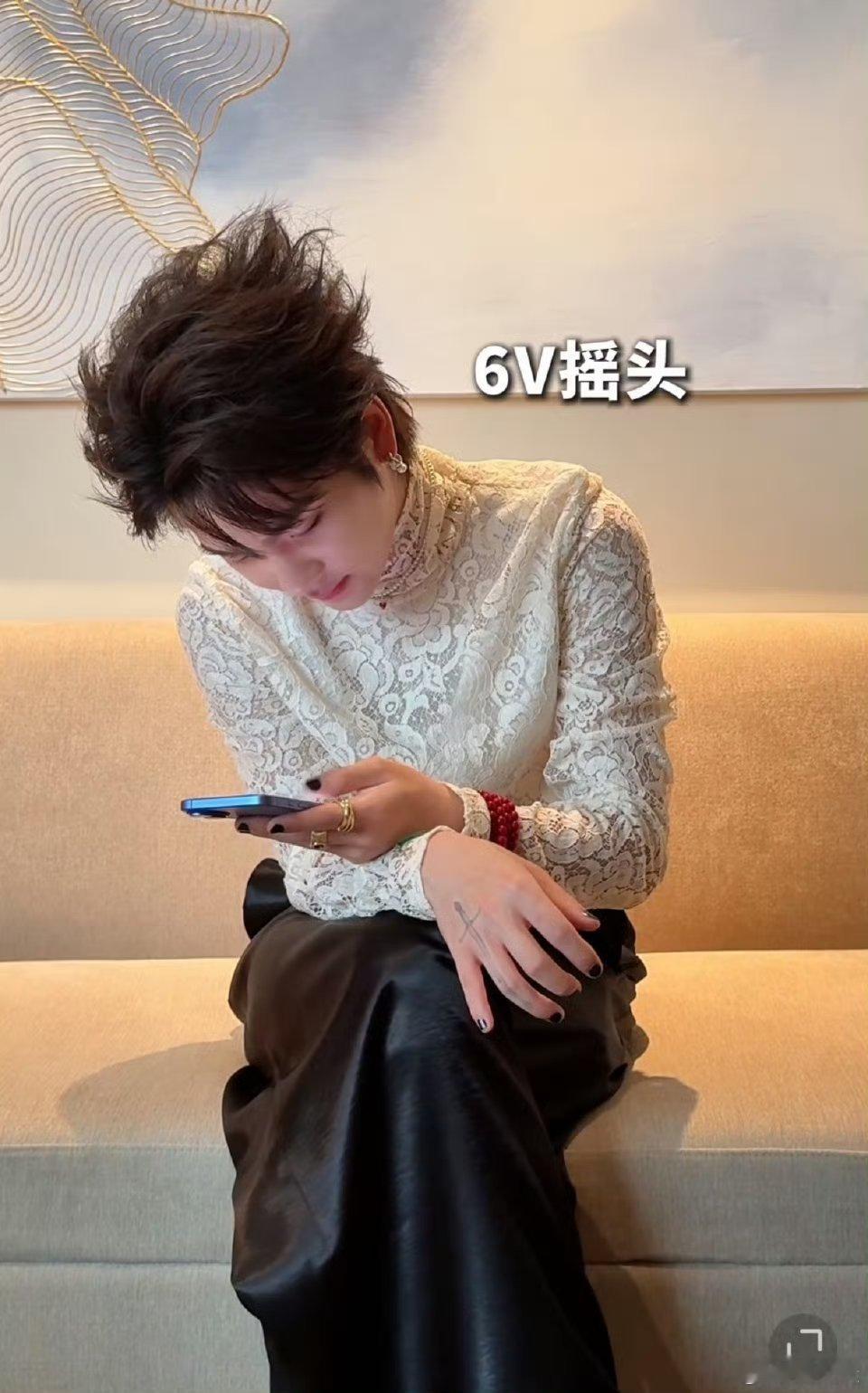周震南看山海男团抽象舞笑哭了 周震南看舞笑到模糊，我看周震南笑到缺氧，山海男团这