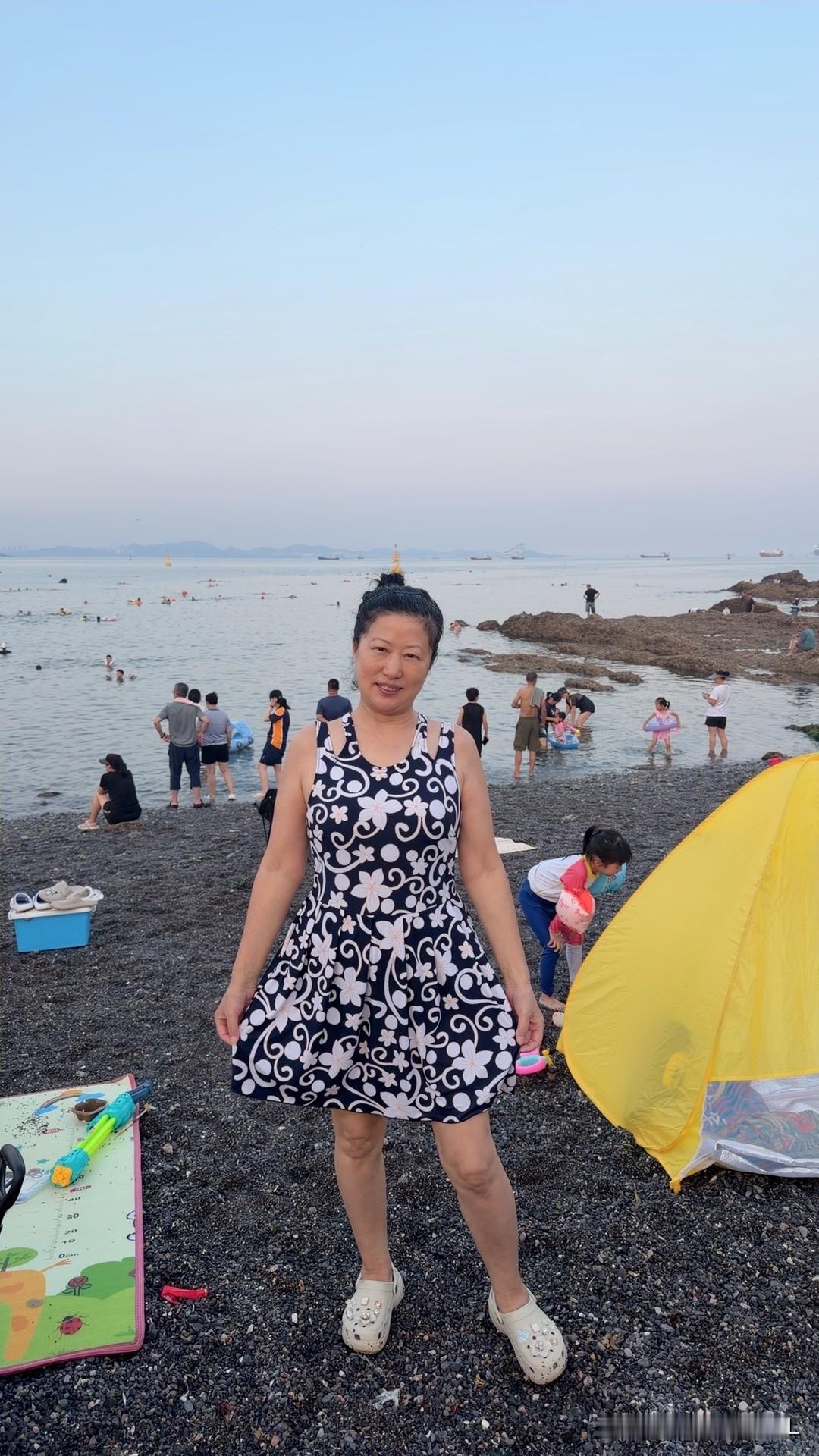 炎炎夏日，来到大连蟹子湾公园的大海里洗一会儿海澡，舒服又凉爽。

今年大连格外闷