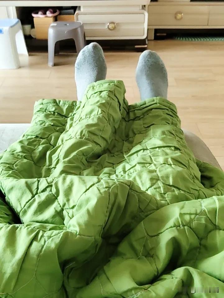 屋外37℃高温，屋内中央空调调至26℃，得盖住被子才觉舒服。
又一次抗阻训练结束