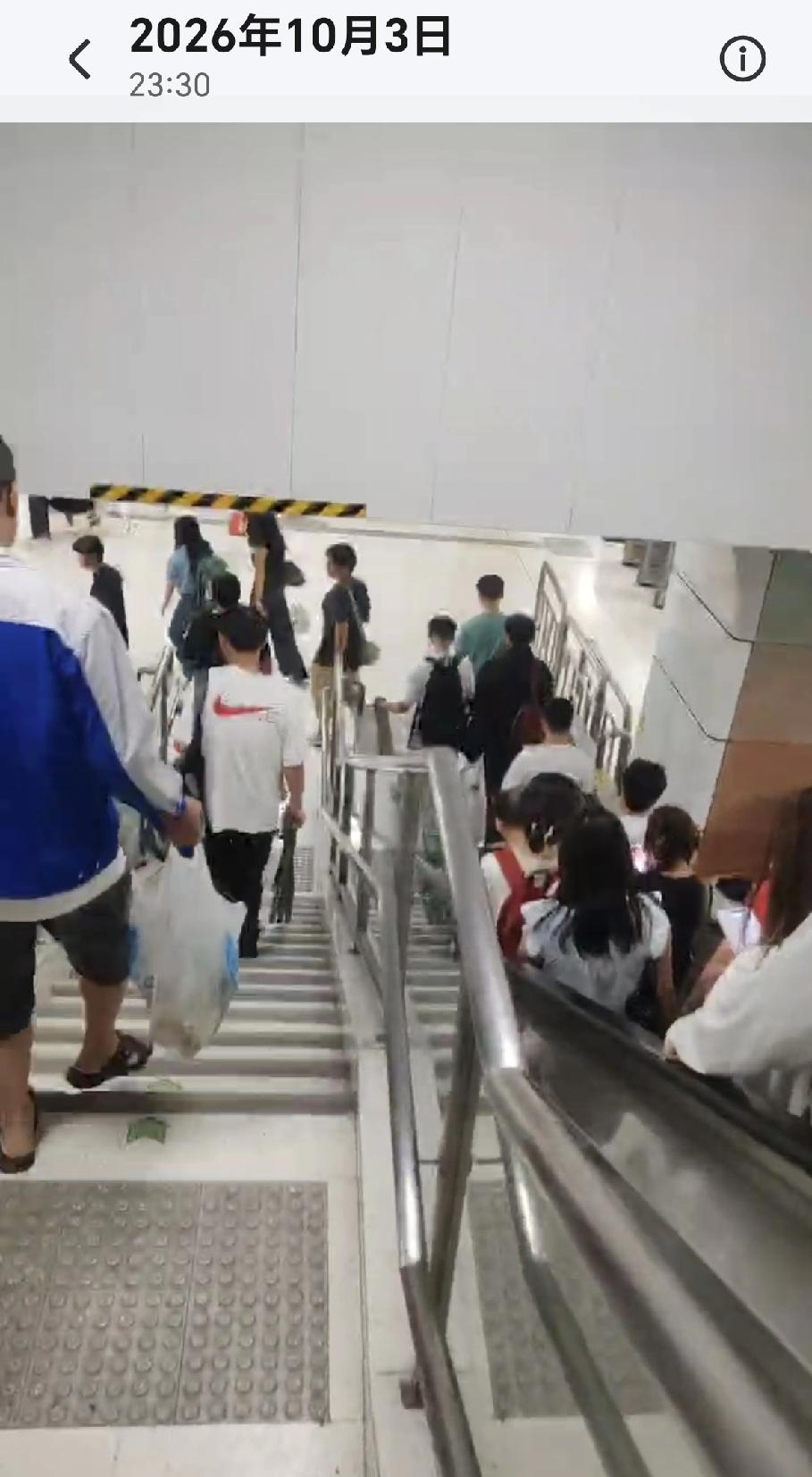 晚上十一点半，上屋地铁站旅客很多，但通往石岩站方向的13号线已经停运。
国庆期间