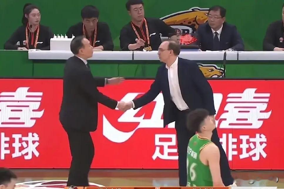 主场负首钢让辽篮球迷有六个清醒认识！

CBA常规赛继续开战，辽篮主场负于北京首