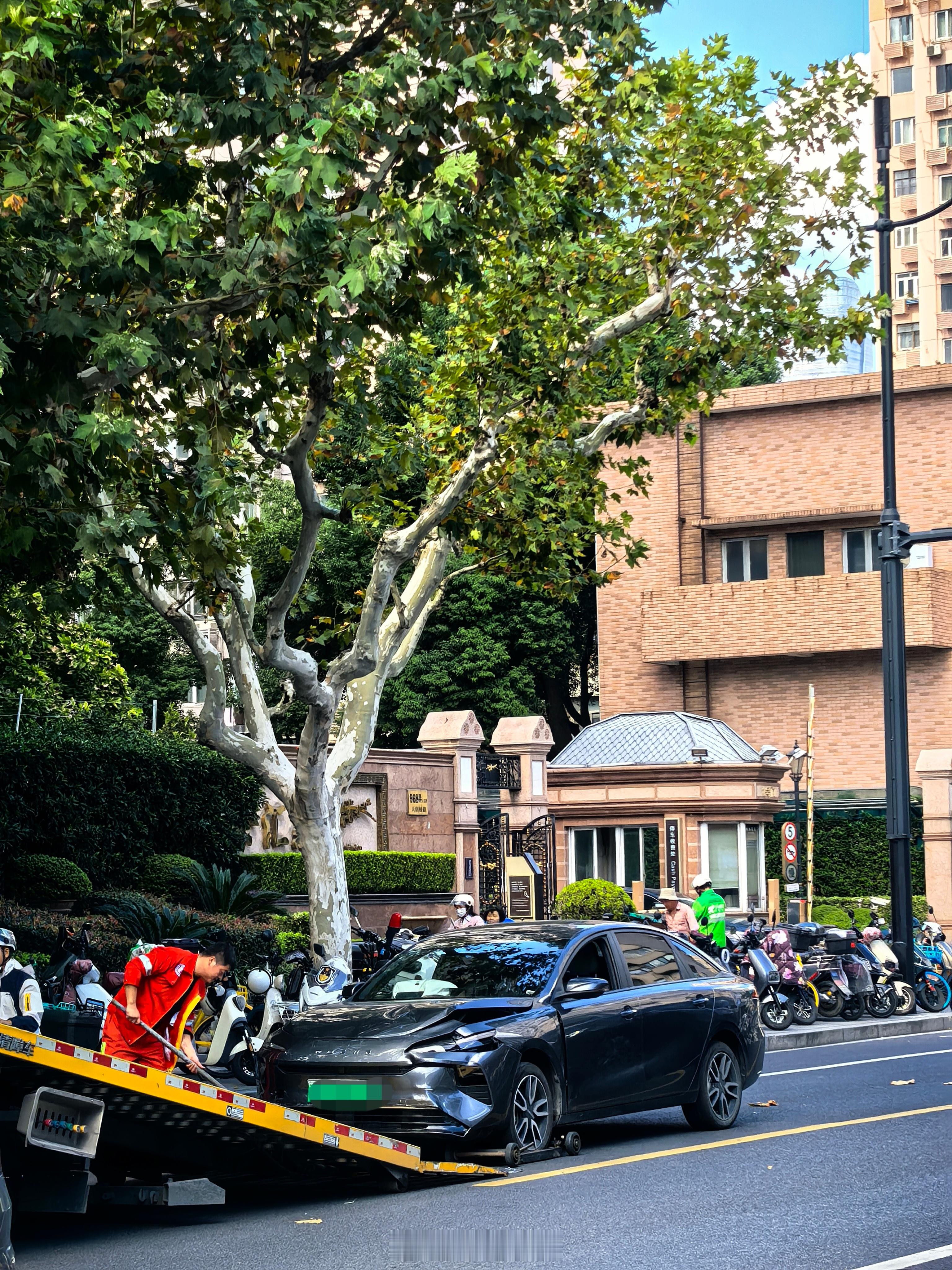 吃饭目睹一场车祸…责任很清晰了，猜猜。 ​​​