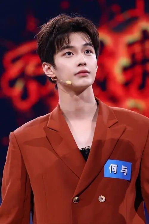 #刘大锤曝何与刘些宁恋情##刘些宁何与接吻画面# 何与要是《少年白马醉春风》的时