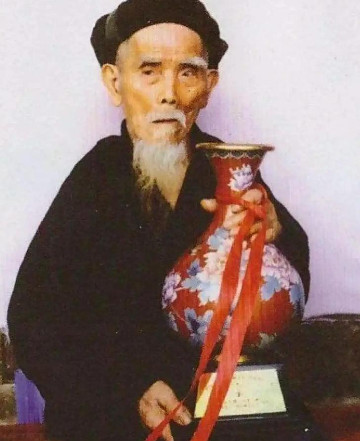 中国长寿之王”龚来发去世，终身未娶活到133岁，匪夷所思的是，他有一个公认的“坏