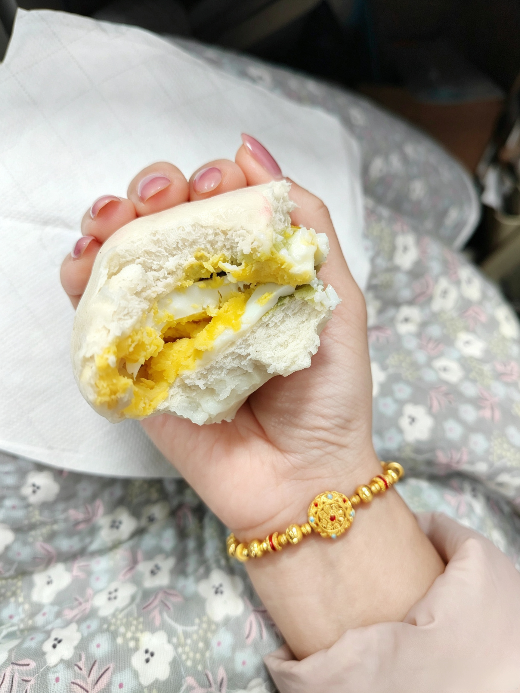 我爱吃的东西不多，馒头夹煮鸡蛋必须算一个！太好了！ ​​​