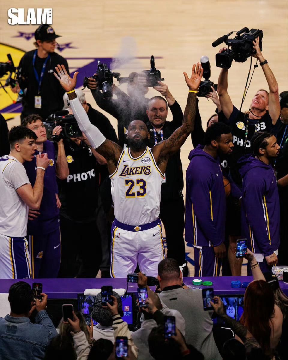 不知道湖人怎么又三节落后鹈鹕10分了的湖人球迷，可以和詹姆斯不在里弗斯在的时候对