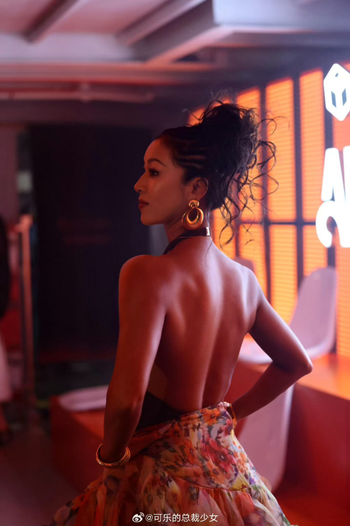 吉克隽逸背部的肌肉线条感 谁能拒绝吉克隽逸的背！清晰的肌肉线条透着力量感，薄而不