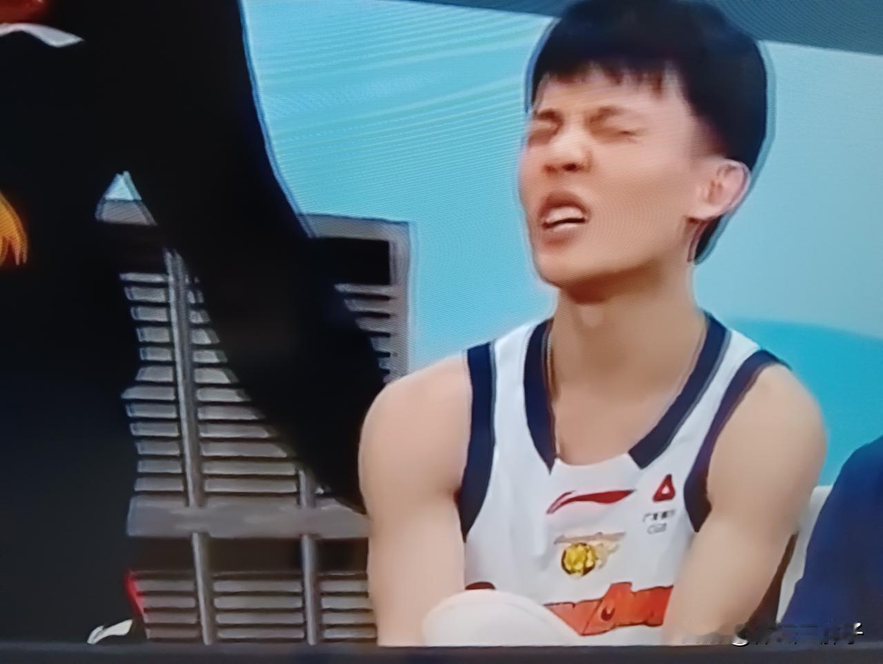 徐杰今晚再度受伤，广东球迷终于忍无可忍，直播间里的互动留言里，对杜峰过度使用徐杰