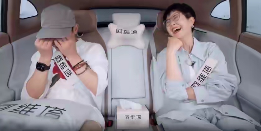 陈小春谈跟儿子交流太少落泪49岁的陈小春谈到因为巡演错过Jasper小学毕业典礼