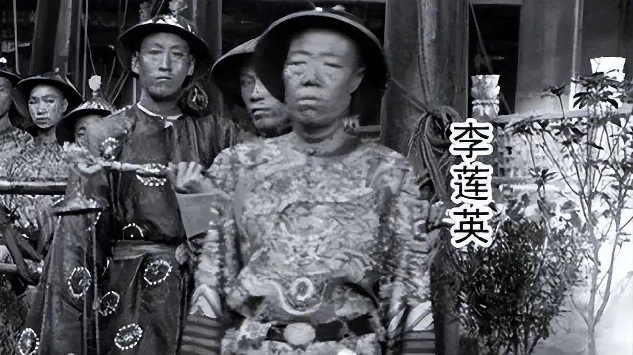 一天，李莲英服侍慈禧太后洗澡时，浴室里又传出慈禧兴奋的叫声。这时一阵风吹过，掀开