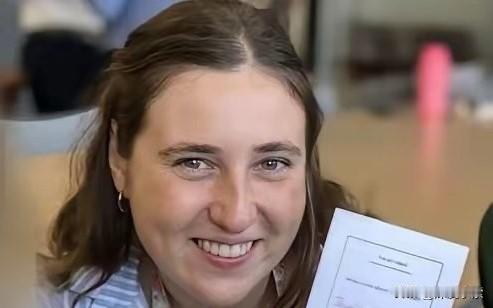 澳大利亚广播公司昨天报道，昆士兰州圣奥古斯丁学院的24岁音乐戏剧教师克莱曼丝被警