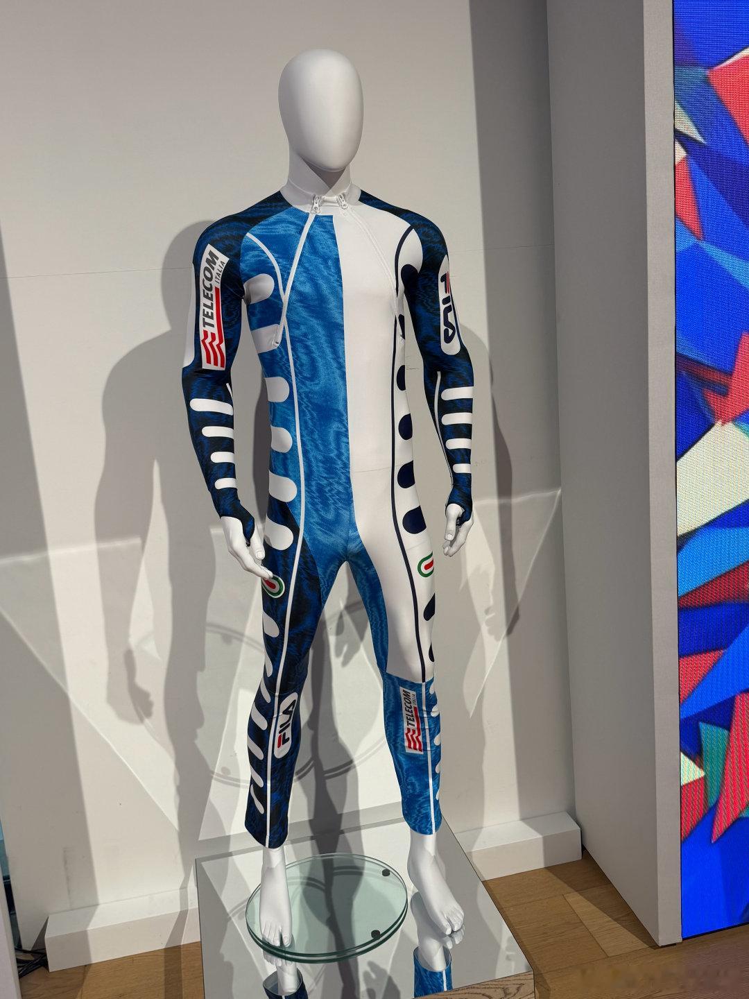 空中技巧国家队比赛服有多少黑科技昨天逛到跟加拿大代表团同在一个院子的FILA之家