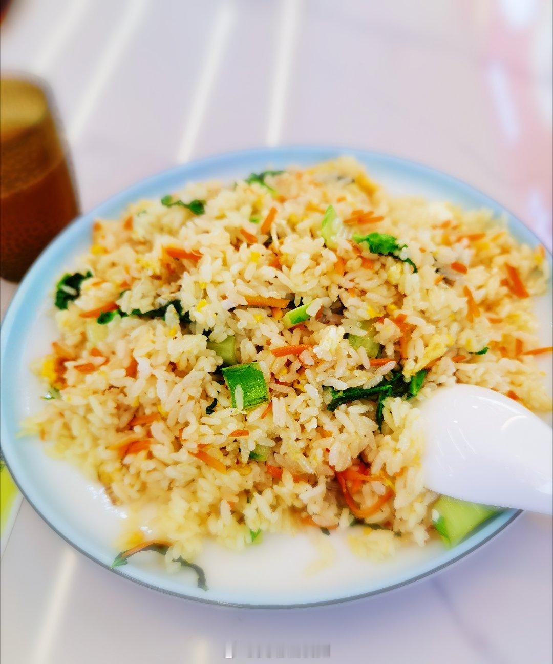统计好数据，来校内一家兰州拉面店吃碗物美价廉的蛋炒饭[挤眼]看样子，下午不用看盘