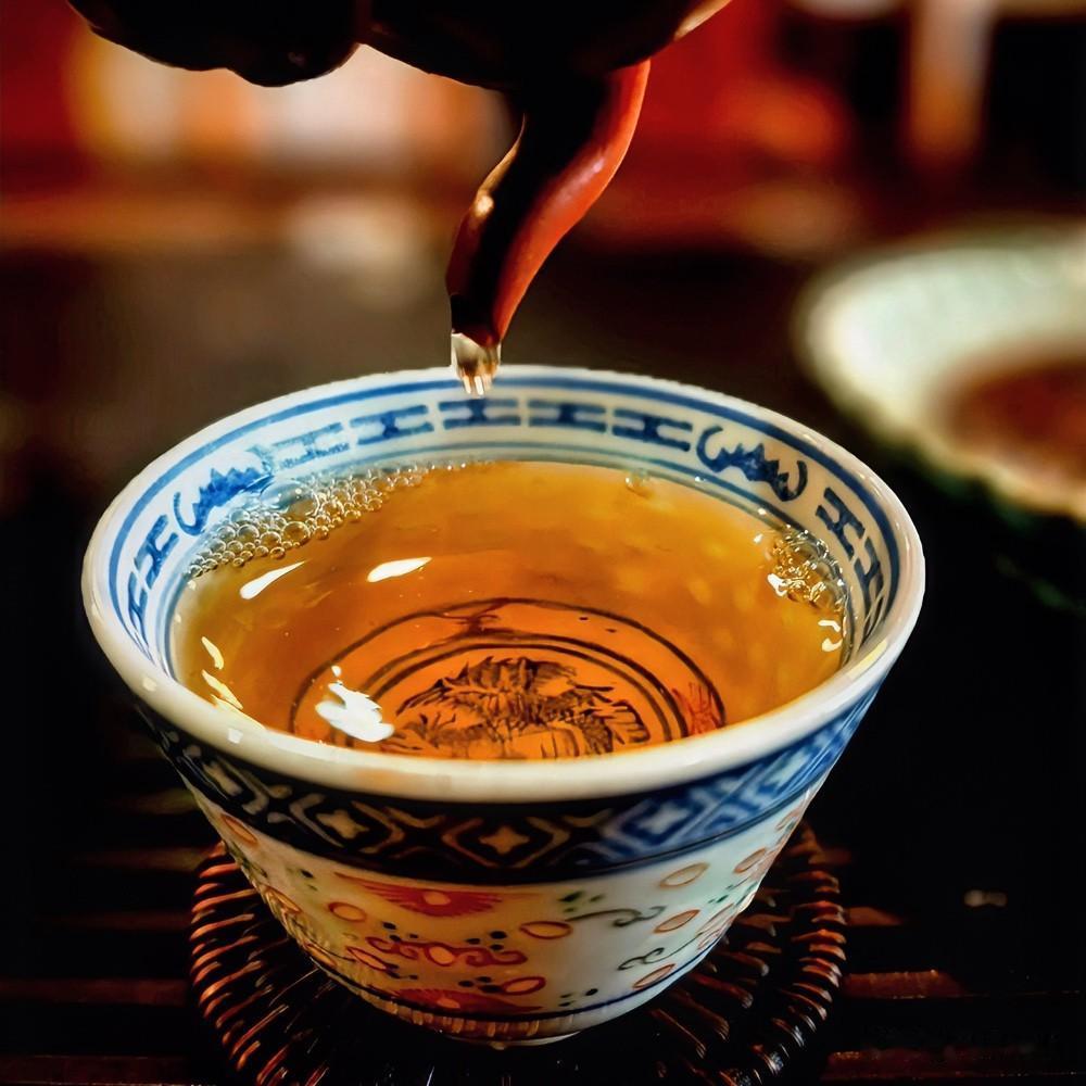 烧一壶水，取一盏杯，投茶，注水，看叶卷叶舒。这念头一起便做了，不因谁而耽搁，也不
