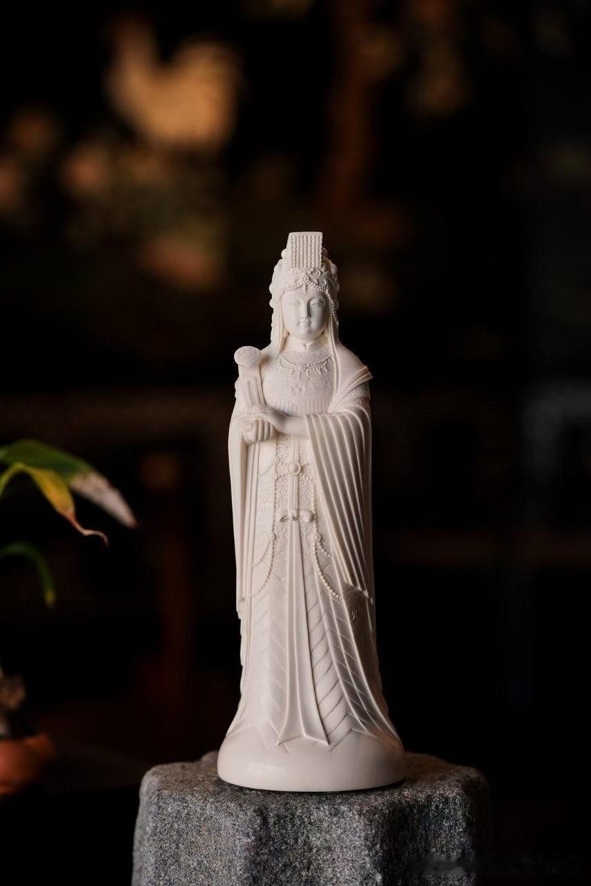 慈颜端庄，静见海洋文化之韵。

猛犸雕刻妈祖，线条流畅大气，开脸丰腴慈柔，眉眼舒