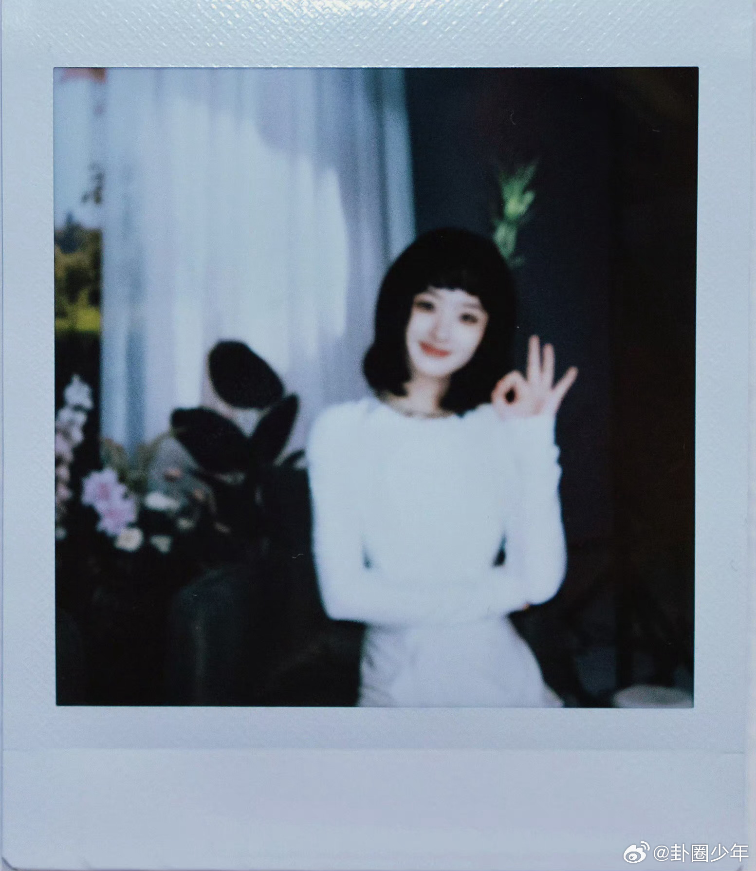 赵丽颖拍立得高糊版来了模糊滤镜下赵丽颖依旧美到发光，自带柔光特效，颜值抗打程度满