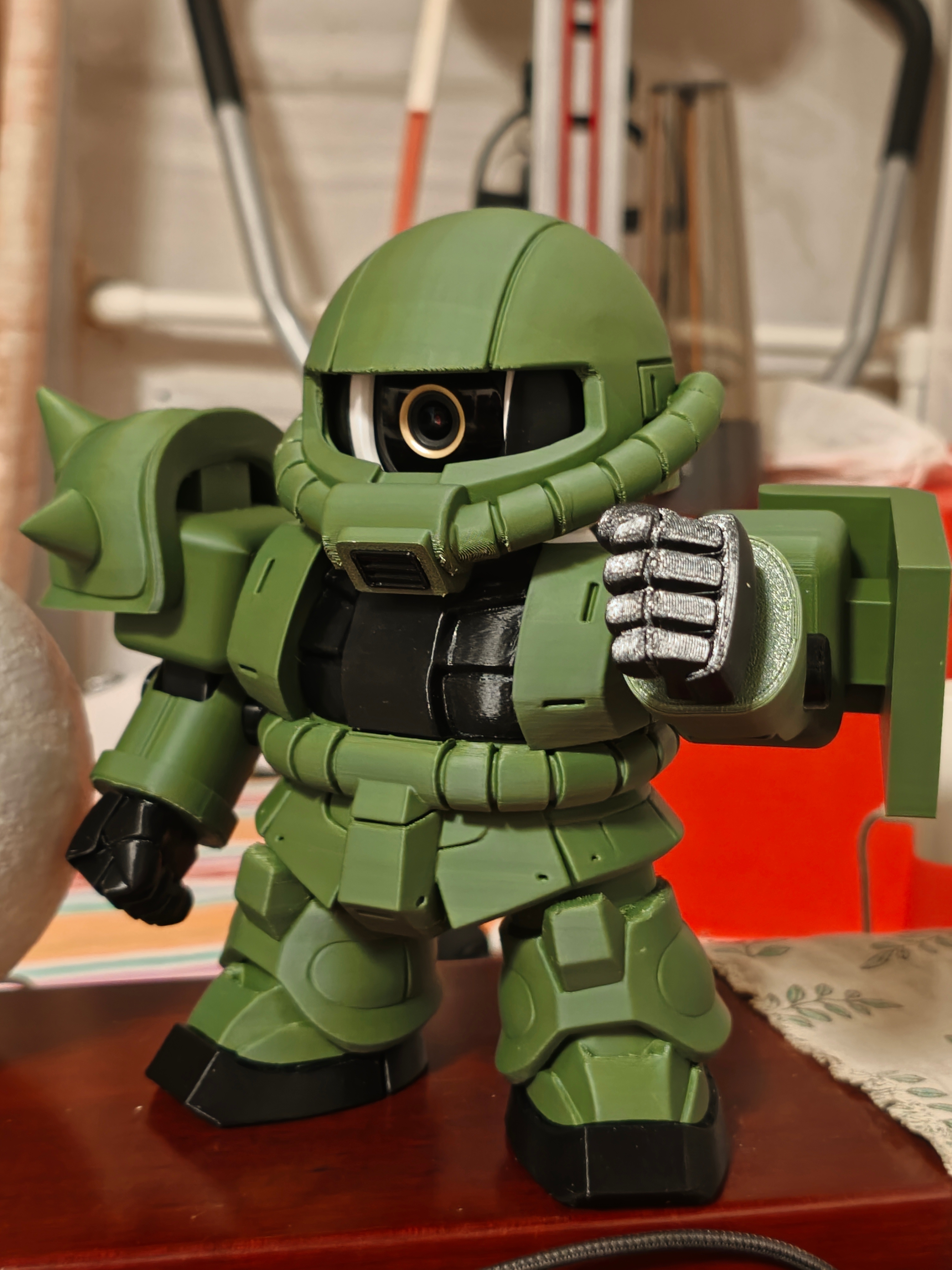 人生的第一个扎古，是给摄像头的摄像头可以带着头转，眼珠可以上下动，还挺好玩的。都