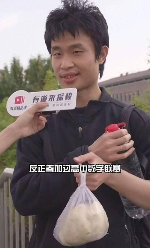 韦东奕被传年薪60万，听着确实唬人。

可真去北大官网查查，讲师月薪也就两万出头