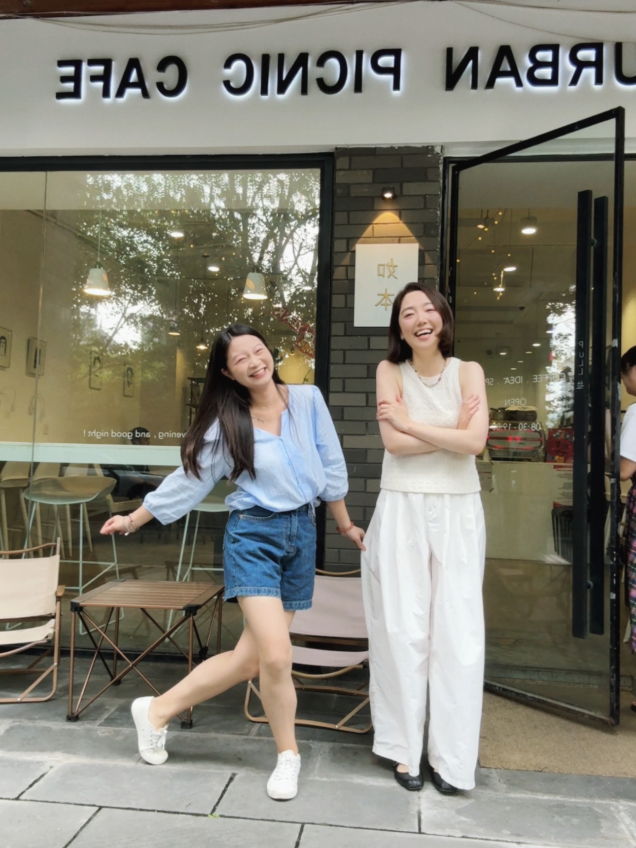 去上班，被丸子头（我们工作室小伙伴）拉着拍了组“ie浏览器”太吓人了。i人果然是