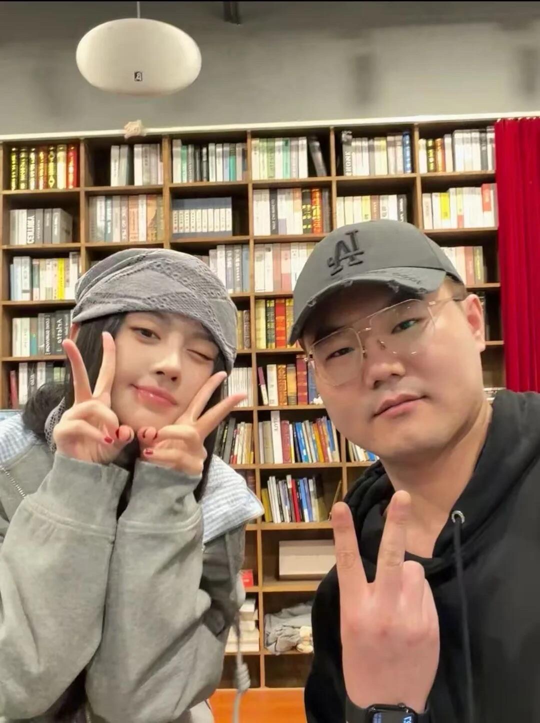 小鞠和工作人员的一张比耶合照，可可爱爱～，期待露芜衣！ 