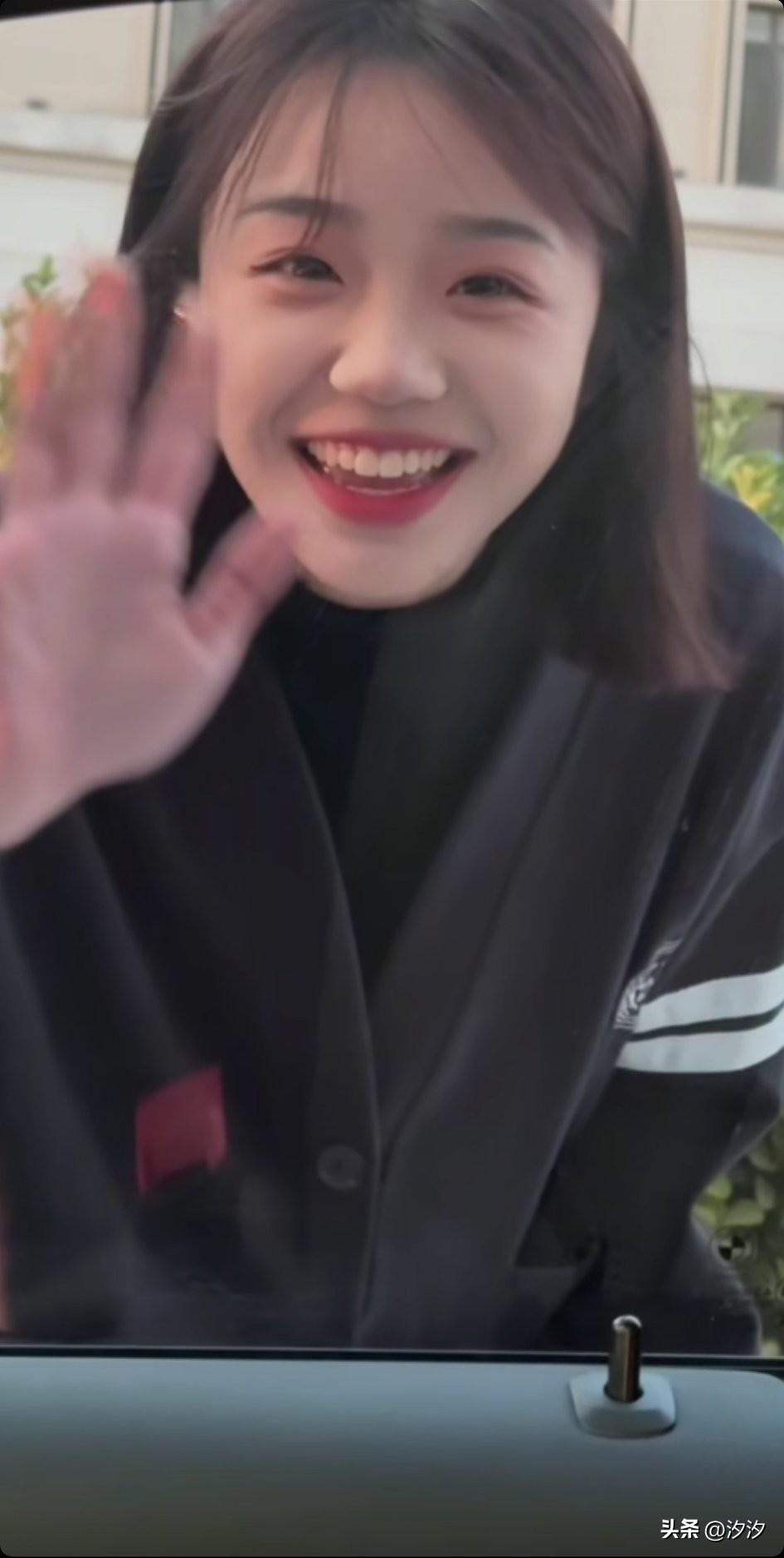 男生开车去接自己的女友，
但是并没有告诉她自己要来，
当女朋友下班之后，
准备去