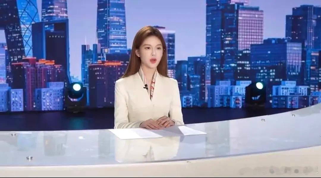感觉赵露思和下面的佘诗曼这些人给人的感觉不一样，露思是网剧既视感～ ​​​