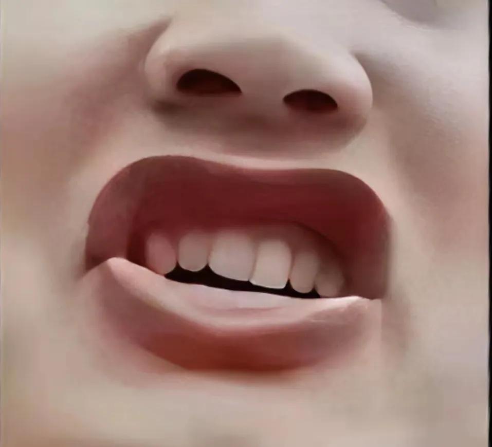 光看嘴型，大神们能猜得出来这是谁吗？考考您的眼力哦。此人是歌唱家，擅长书法、武术