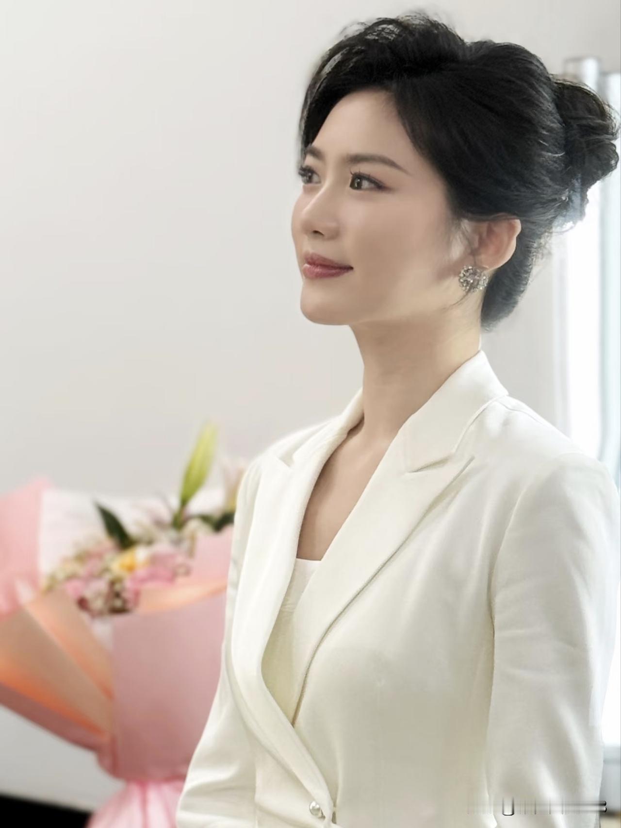 话筒是她的船桨，在声浪里摆渡人间烟火。嘉宝一笑，满座春风——温柔藏锋芒，知世故而