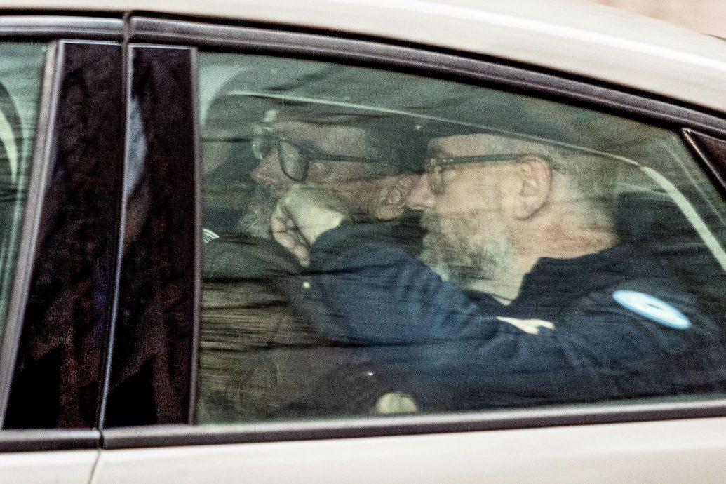 法国麻醉科医生佩谢尔(右二)周四抵达法院聆听判决。  法国一所法院周四宣判一名麻