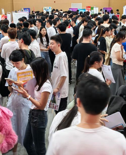 本科生涌入专科学校，本质上反映出两大问题，一是学历在祛魅，尤其是大多数非名校的普