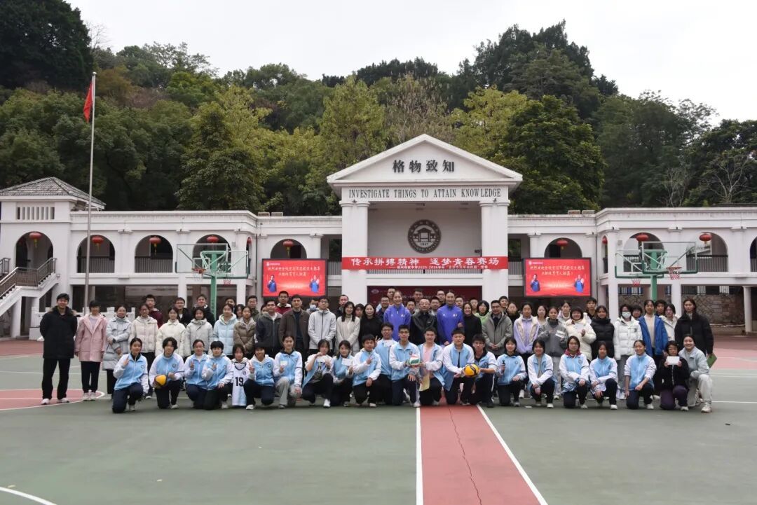 小清新近期现身，和沙排冠军曾津津一起，来到了福州格致中学。中国女排排球中国女排郑