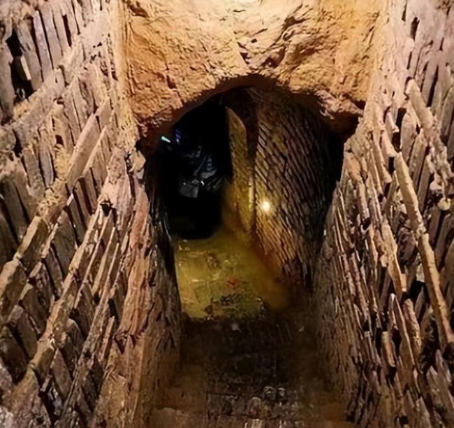 1994年，山西农民张随亮在自家打窑洞的时候，意外的打通了一个地下的秘密通道。好