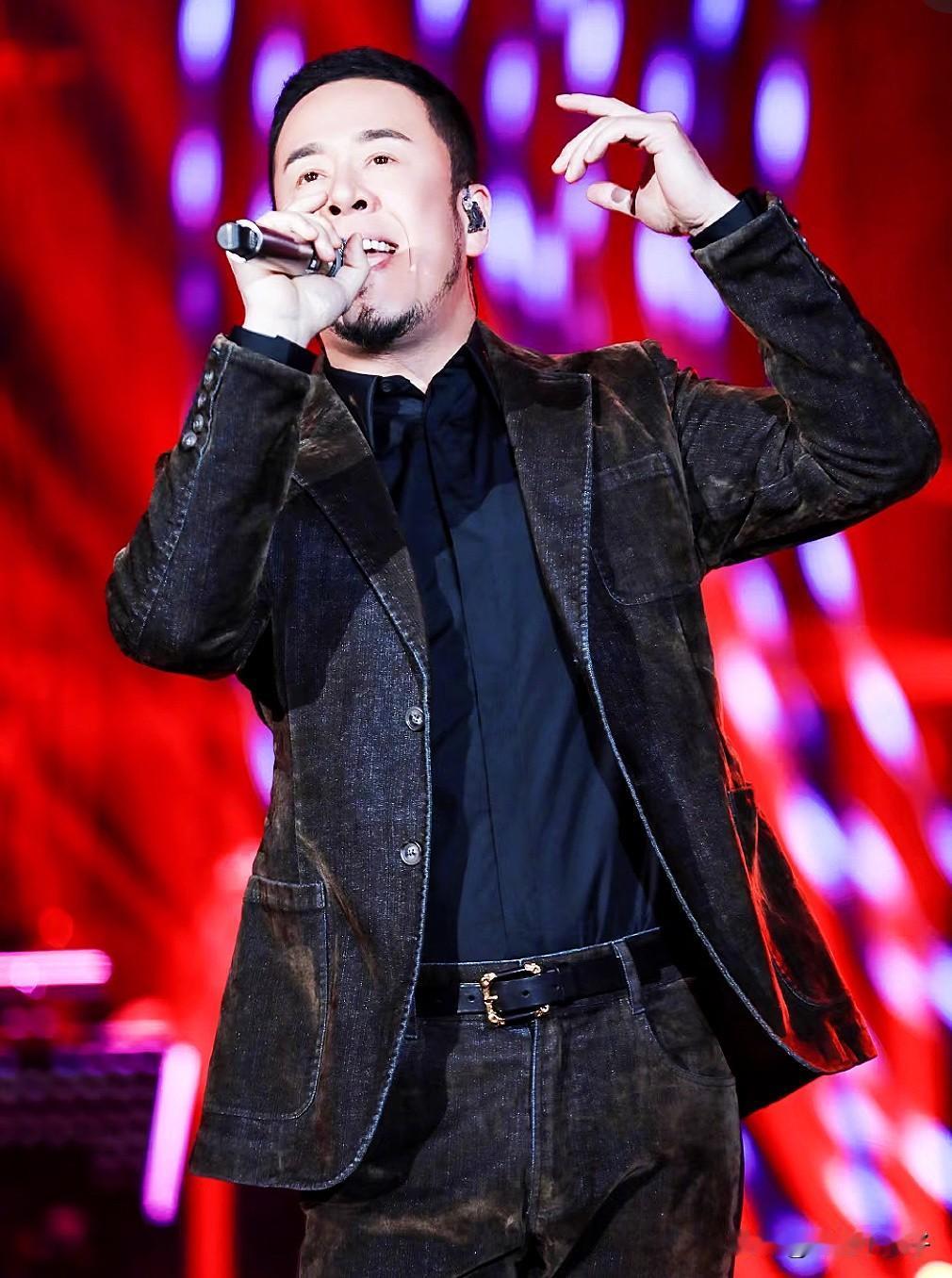 真把自己当盘菜了？开个演唱会没人看，不想着怎么挽留，反倒发脾气赶起人来了。

杨