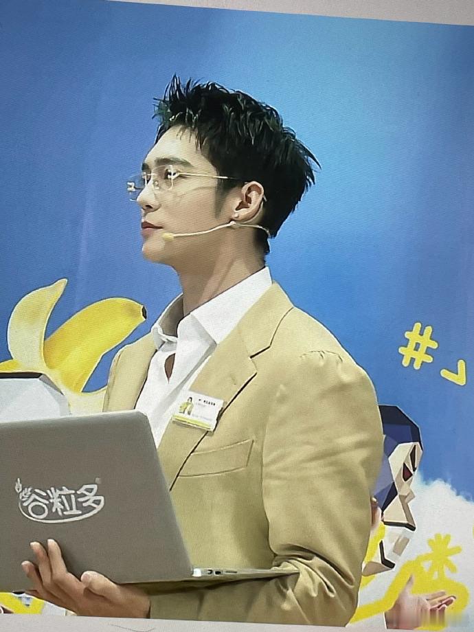 #谁给于适递个斯文败类的本子##于适直播戴眼镜了# 于适直播中戴眼镜的瞬间，仿佛